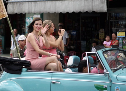 Hoa hậu Việt Nam và Hoa hậu thế giới bát phố trên xe cổ - 10