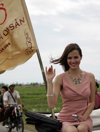 Hoa hậu Việt Nam và Hoa hậu thế giới bát phố trên xe cổ - 3