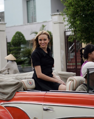 Hoa hậu Việt Nam và Hoa hậu thế giới bát phố trên xe cổ - 12