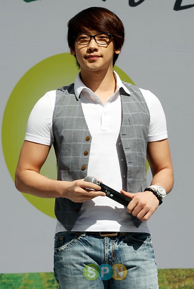 Bi (Rain) “bật mí” về nhãn hiệu thời trang của mình - 2 Bi (Rain) “bật mí” về nhãn hiệu thời trang của mình - 2