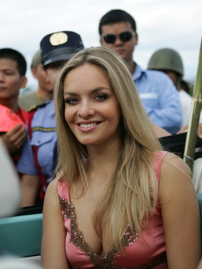 Hoa hậu Việt Nam và Hoa hậu thế giới bát phố trên xe cổ - 4