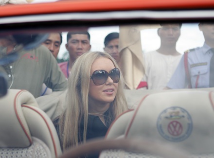 Hoa hậu Việt Nam và Hoa hậu thế giới bát phố trên xe cổ - 11