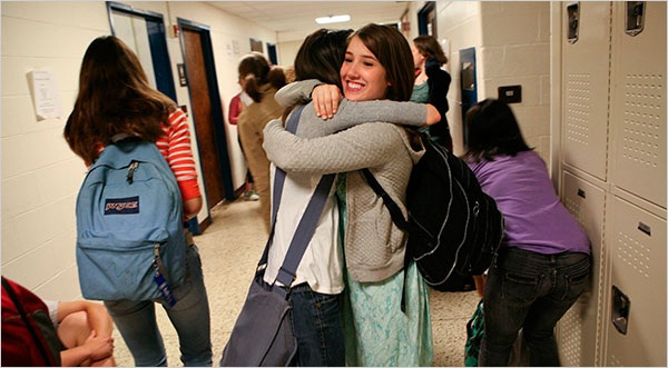 Ôm: Kiểu chào mới của teen Mỹ - 1