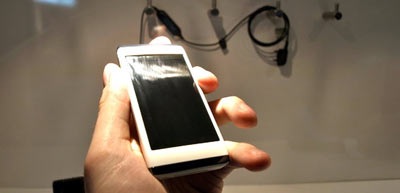 Ấn tượng mobile chơi game “khủng” Sony Ericsson Aino - 4