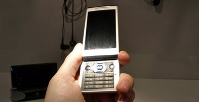 Ấn tượng mobile chơi game “khủng” Sony Ericsson Aino - 5