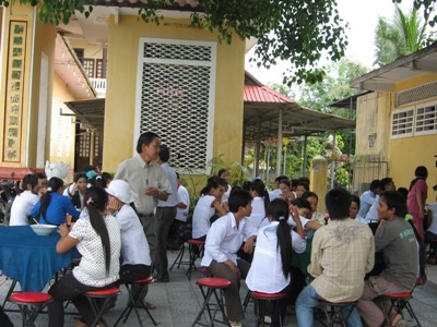 Những suất cơm nghĩa tình cho thí sinh nghèo - 4 Những suất cơm nghĩa tình cho thí sinh nghèo - 4