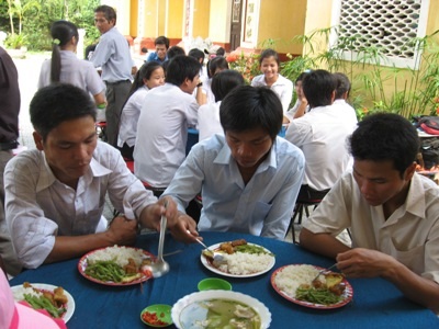 Những suất cơm nghĩa tình cho thí sinh nghèo - 5 Những suất cơm nghĩa tình cho thí sinh nghèo - 5
