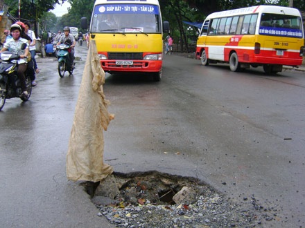Hố ga “há miệng”, cắm cọc, phủ… chăn - 2 Hố ga “há miệng”, cắm cọc, phủ… chăn - 2
