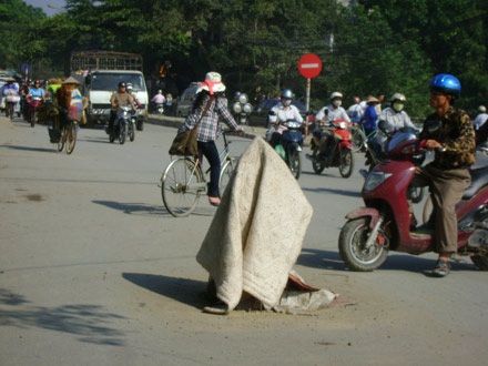 Hố ga “há miệng”, cắm cọc, phủ… chăn - 1 Hố ga “há miệng”, cắm cọc, phủ… chăn - 1