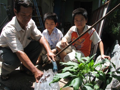 Thi nhau uống nước “làng sinh đôi” để chữa hiếm muộn - 1 Thi nhau uống nước “làng sinh đôi” để chữa hiếm muộn - 1