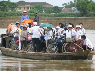 “Thót tim” những chuyến đò chở thí sinh thi tốt nghiệp về - 1