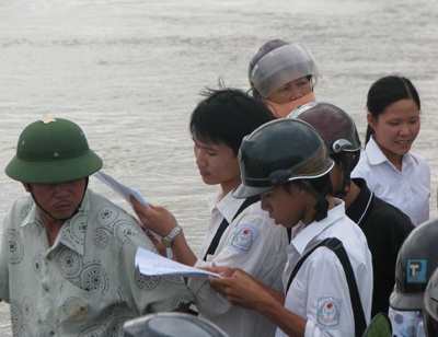 “Thót tim” những chuyến đò chở thí sinh thi tốt nghiệp về - 5