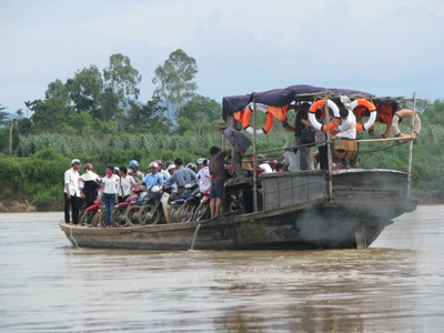 “Thót tim” những chuyến đò chở thí sinh thi tốt nghiệp về - 7