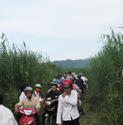 “Thót tim” những chuyến đò chở thí sinh thi tốt nghiệp về - 2