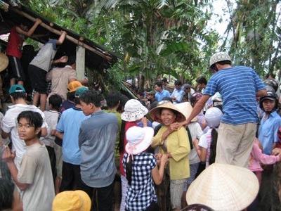 Tin thầy bói, hàng ngàn người xới tung nhà dân tìm xác chết - 1