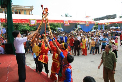 Hàng ngàn du khách xem thi nấu bánh dày - 2