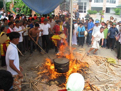 Hàng ngàn du khách xem thi nấu bánh dày - 3