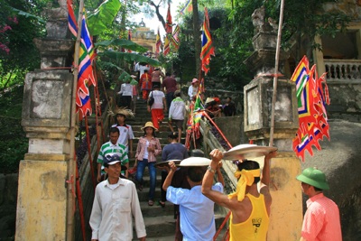 Hàng ngàn du khách xem thi nấu bánh dày - 7