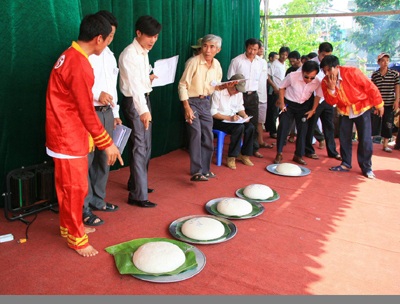 Hàng ngàn du khách xem thi nấu bánh dày - 6