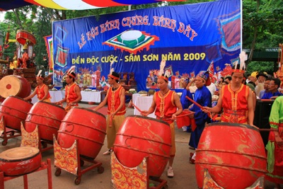 Hàng ngàn du khách xem thi nấu bánh dày - 1