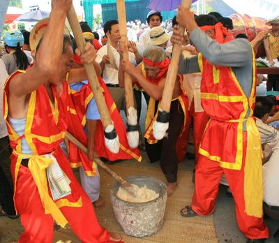 Hàng ngàn du khách xem thi nấu bánh dày - 4