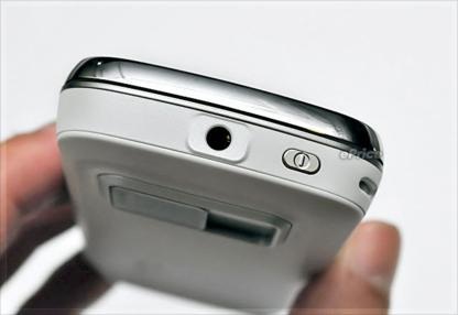 Nokia N97 “tay trong tay” cùng người đẹp  - 18