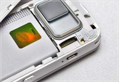 Nokia N97 “tay trong tay” cùng người đẹp  - 23