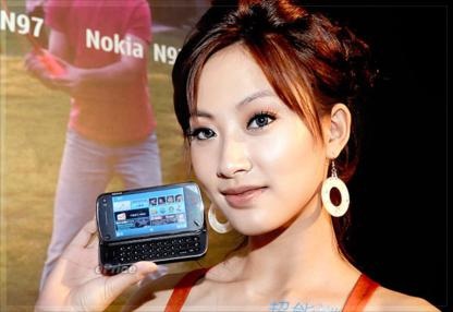 Nokia N97 “tay trong tay” cùng người đẹp  - 1