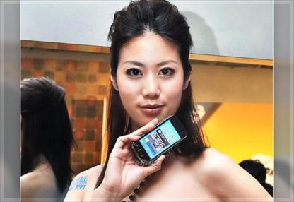 Nokia N97 “tay trong tay” cùng người đẹp  - 3