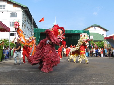 Hàng ngàn du khách xem thi nấu bánh dày - 8