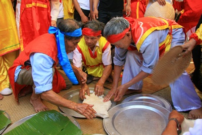 Hàng ngàn du khách xem thi nấu bánh dày - 5