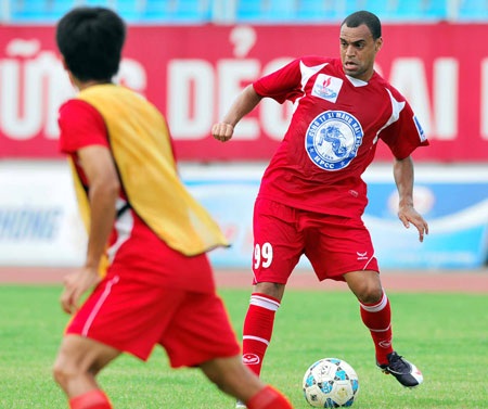 Dõi theo đôi chân Denilson - 1