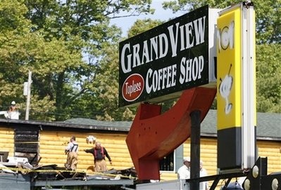 Quán café “ngực trần” bị thiêu rụi - 1 Quán café “ngực trần” bị thiêu rụi - 1