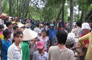 Sẽ khởi tố vụ xới tung nhà người khác vì tin lời thầy bói - 1 Sẽ khởi tố vụ xới tung nhà người khác vì tin lời thầy bói - 1