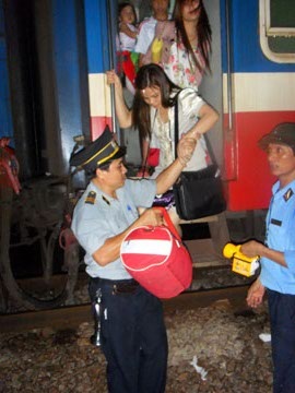 Đêm trắng vá đường ray - 8