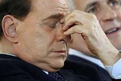 Thủ tướng Ý Berlusconi và sự “đeo bám” của những bức ảnh khỏa thân - 1
