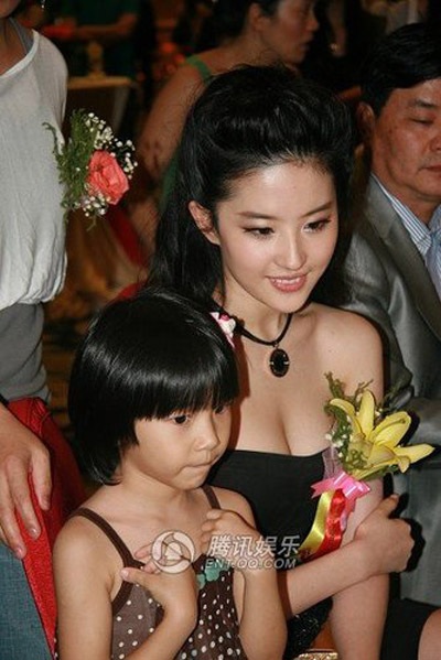 Lưu Diệc Phi “thừa hưởng” nụ cười của mẹ - 4 Lưu Diệc Phi “thừa hưởng” nụ cười của mẹ - 4