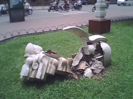 Tan nát tượng nghệ thuật bên Hồ Gươm - 2 Tan nát tượng nghệ thuật bên Hồ Gươm - 2