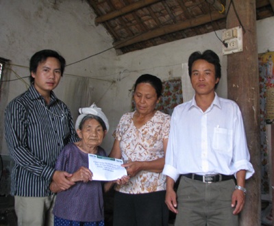 Trao quà Nhân ái cho 3 gia đình bị sét đánh - 3