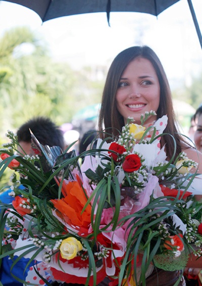 Hai nhan sắc đẹp nhất thế giới thăm làng trẻ SOS - 1