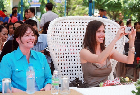 Hai nhan sắc đẹp nhất thế giới thăm làng trẻ SOS - 16