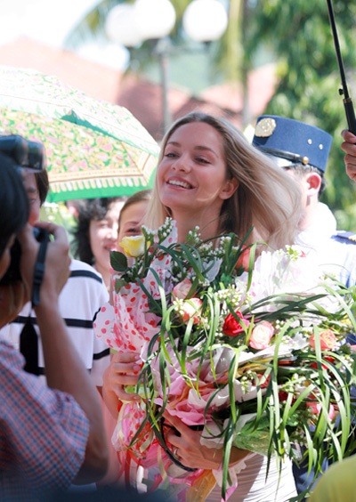 Hai nhan sắc đẹp nhất thế giới thăm làng trẻ SOS - 5