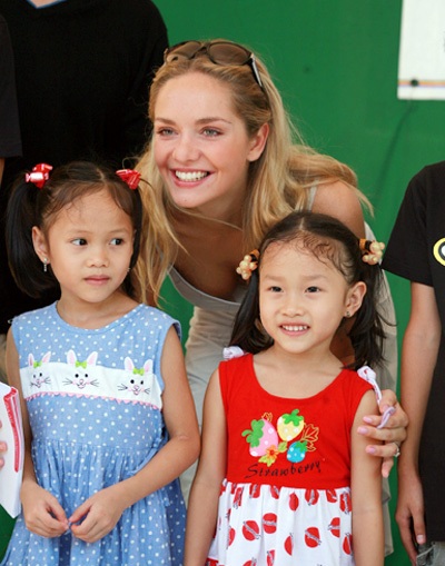 Hai nhan sắc đẹp nhất thế giới thăm làng trẻ SOS - 11