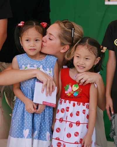 Hai nhan sắc đẹp nhất thế giới thăm làng trẻ SOS - 12