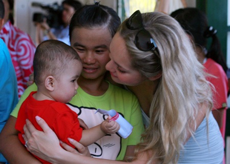 Hai nhan sắc đẹp nhất thế giới thăm làng trẻ SOS - 18