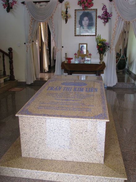 Ngôi mộ nằm giữa phòng khách một biệt thự - 4