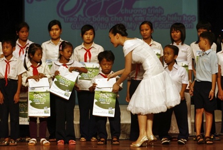 Nhiều “sao” cùng Mỹ Tâm “Nâng bước ngày mai” - 1