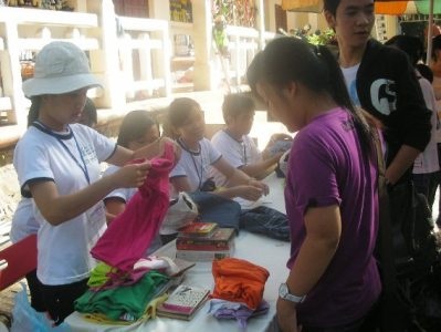 Người trẻ Sài Gòn sốt sắng “ngày đổi đồ” - 1 Người trẻ Sài Gòn sốt sắng “ngày đổi đồ” - 1