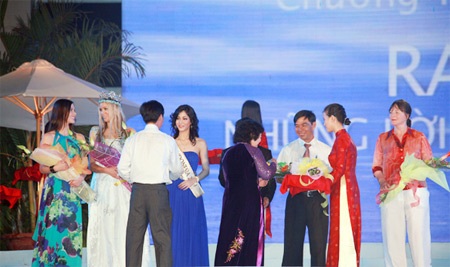 Tân hoa hậu Indonesia thướt tha ở Nha Trang - 14