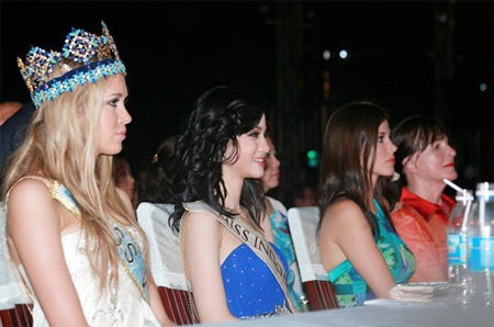 Tân hoa hậu Indonesia thướt tha ở Nha Trang - 2